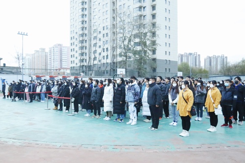 全体高职师生参加升旗仪式