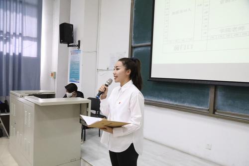 2.主持人高职影视表演2021班团员张艾佳