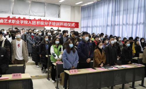8.集体唱团歌