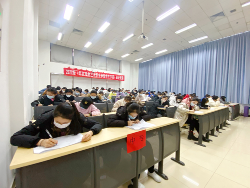 4、学生代表们认真答题