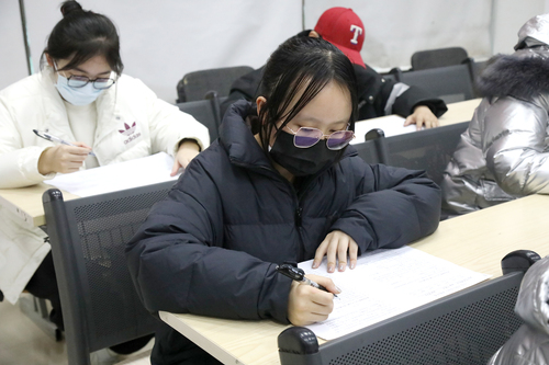 5、中专学生认真答题