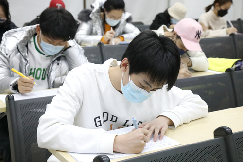 6、中专学生认真答题