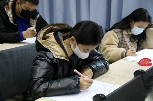 7、高职学生认真答题