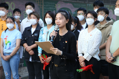 图2-唐晶晶老师宣读参加役前训练学生名单