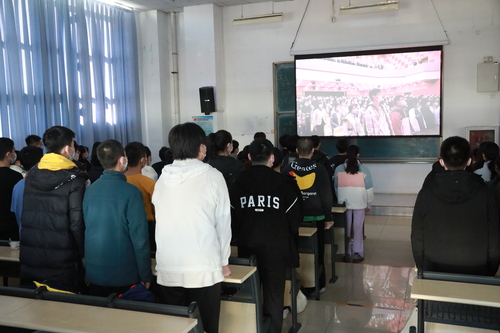 分会场全体起立奏唱国歌