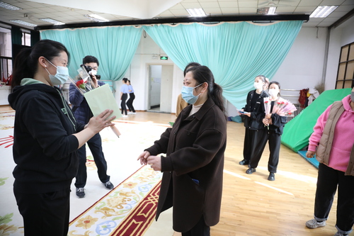慰问课堂女老师.JPG