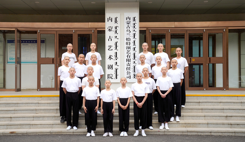 学生们合影