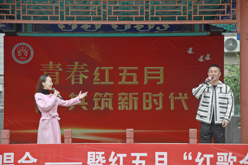 学生处副主任李洋和青年教师谢志刚合唱