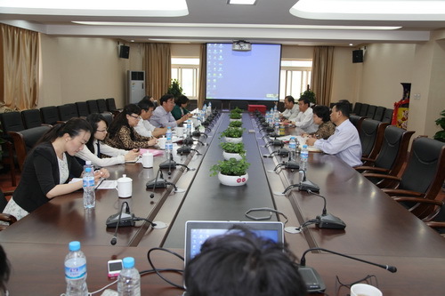 北京市政法卫生文化工会向全讯白菜策略颁发职工之家示范单位牌匾1