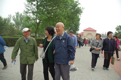 学院党委组织离退休党员党日活动2