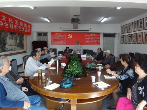 离退休宿舍楼党支部组织党员开展群众路线学习活动_调整大小