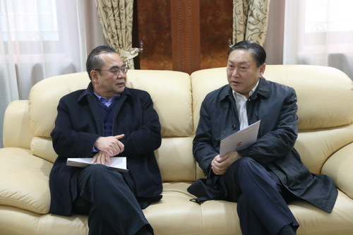 5.卢大使与陈冬局长交谈称赞北戏少儿戏剧场_调整大小