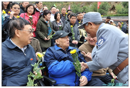 前北京市市长焦若愚（右）、陈毅元帅之子陈昊苏（左）参加活动_调整大小