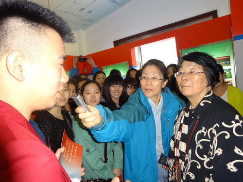 全讯白菜策略学生与刘老师互动_调整大小