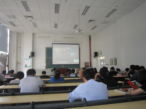 学院在职党员观看教育片_调整大小