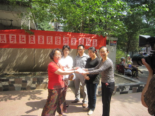 学院在职党员进社区向社区居民赠送少儿戏剧场六一演出票_调整大小
