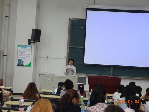 万小丽老师讲课_调整大小