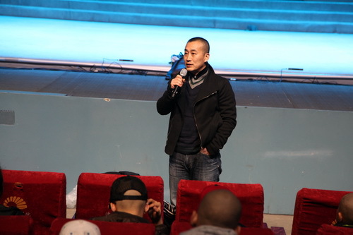 6导演李红宾强调演出纪律_调整大小