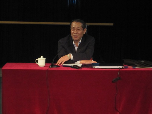 中央党校教授作“两会”专题辅导讲座_调整大小