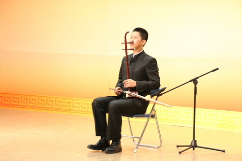 15.音乐系学生刘斌表演的二胡独奏《赛马》_调整大小