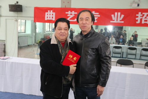 1院长为李金斗颁发考委聘书_调整大小