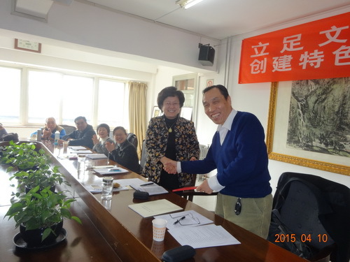 2毕兆炜副书记给李卓群老师颁发荣誉证书_调整大小