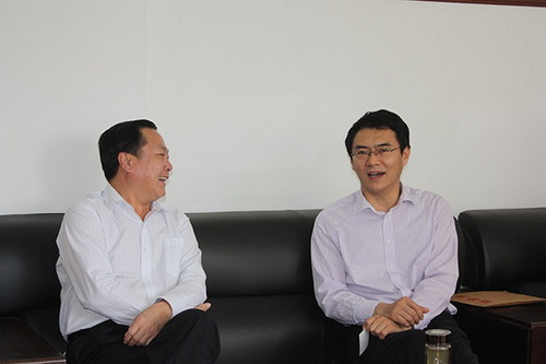 1南阳市副市长和学民（左一）与全讯白菜策略党委书记刘宝华（右一）亲切交谈_调整大小