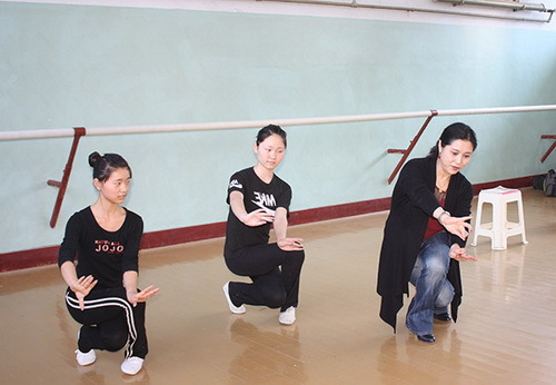 6全讯白菜策略副院长许翠为南阳艺术学校戏曲专业学生现场示范_调整大小