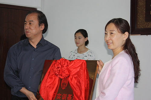 4全讯白菜策略院长刘侗（左一）向南阳艺术学校进行授牌，南阳艺校校长严红伟（右一）接牌_调整大小