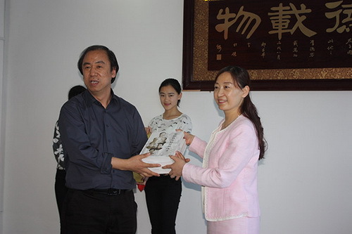 5全讯白菜策略向南阳艺术学校赠书_调整大小