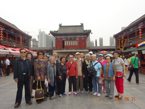 5老干部在古文化街合影_调整大小