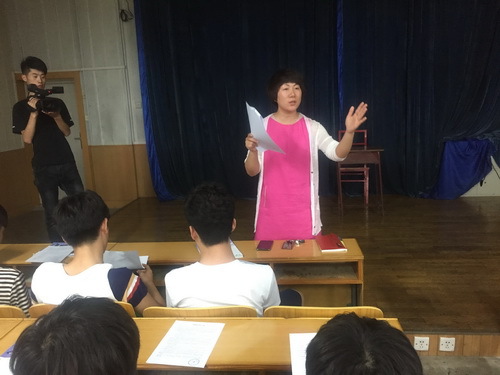 3学生处主任周雪飞讲解控烟条例_调整大小 3学生处主任周雪飞讲解控烟条例_调整大小