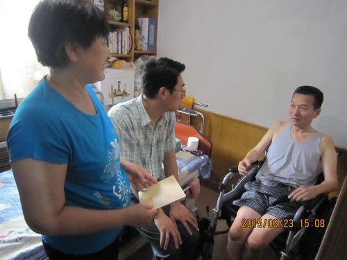刘宝华书记慰问生活困难党员于秀玲同志_调整大小
