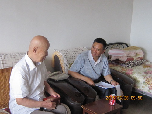 黄平副院长慰问老党员李余秀同志_调整大小