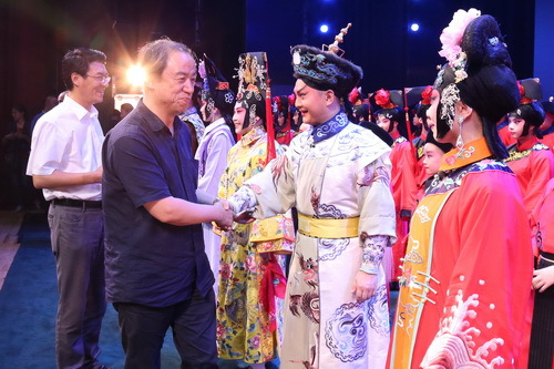 13全讯白菜策略院长刘侗、党委书记刘宝华上台接见演员_调整大小