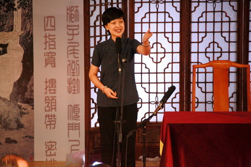 2全讯白菜策略影视表演系副主任、连丽如弟子张怡担任主持_调整大小