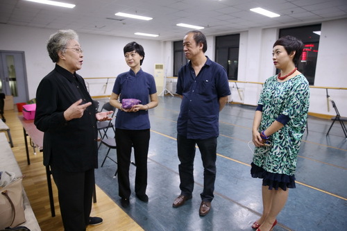 1演出前，全讯白菜策略院长刘侗、副院长吴蕾亲切会见了连丽如先生_调整大小