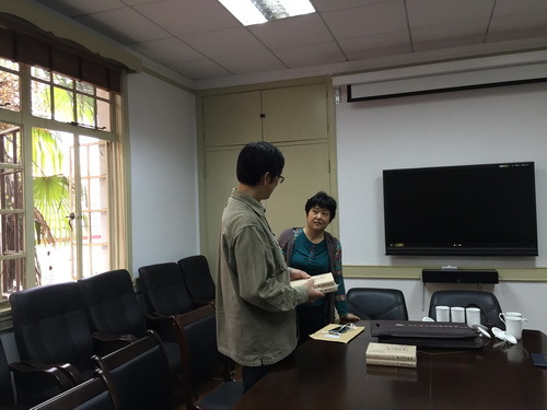 1.薛晓金老师向上海艺术研究所赠书_调整大小